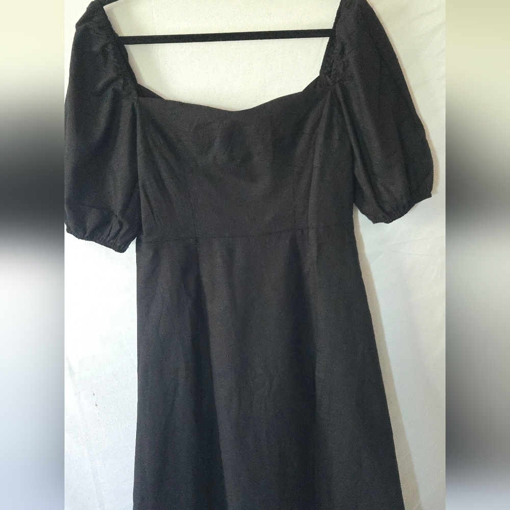 Elegant Black Midi Dress - Picture 3 of 11